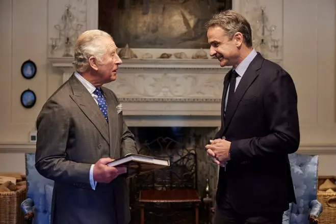 Unser Archivfoto (© Eurokinissi) entstand während eines früheren Treffens zwischen Premierminister Kyriakos Mitsotakis (r.) und dem britischen König Charles III.