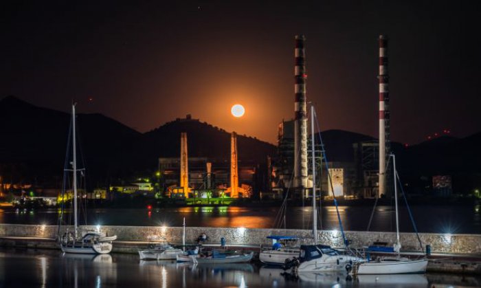 Unser Archivfoto (© Eurokinissi) zeigt im Hintergrund eine alte DEI-Fabrik auf Euböa.