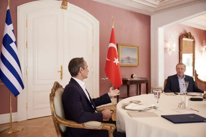 Unser Archivfoto (© Eurokinissi) entstand während eines Treffens zwischen Premierminister Kyriakos Mitsotakis (l.) und dem türkischen Präsidenten Recep Tayyip Erdogan.