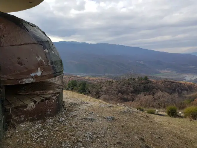 Ein sogenanntes Maschinengewehrnest mit Blick auf die Roupel-Schlucht und den Fluss Strymonas.