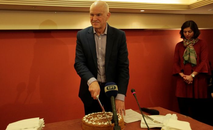 Jeder bekommt ein Stück vom Kuchen. Unser Archivfoto (© Eurokinissi) entstand am 21. Januar 2017 und zeigt Jorgos Papandreou beim traditionellen „Pittaschneiden“. Hier in der Eigenschaft des Vorsitzenden der von ihm gegründeten KIDISO.