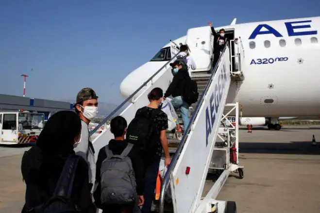 Unser Foto (© Eurokinissi) entstand am Mittwoch (15.4.) auf dem Athener Flughafen „Eleftherios Venizelos“.