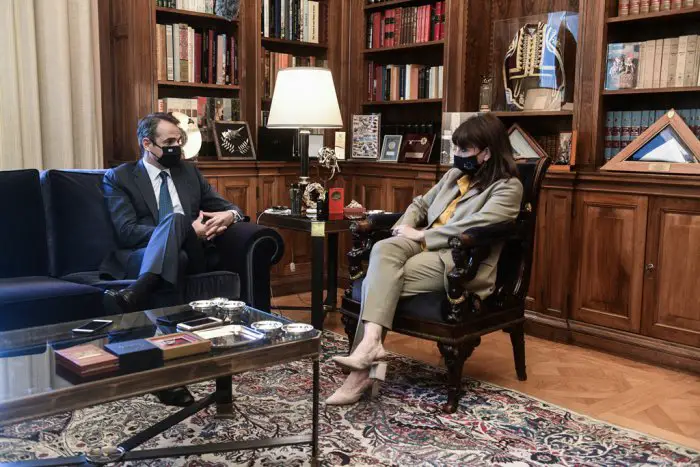 Unser Foto (© Eurokinissi) entstand am Dienstag (8.6.) während eines Treffens zwischen Staatspräsidentin Katerina Sakellaropoulou (r.) und Premierminister Kyriakos Mitsotakis.