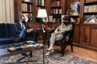 Unser Foto (© Eurokinissi) entstand am Dienstag (8.6.) während eines Treffens zwischen Staatspräsidentin Katerina Sakellaropoulou (r.) und Premierminister Kyriakos Mitsotakis.