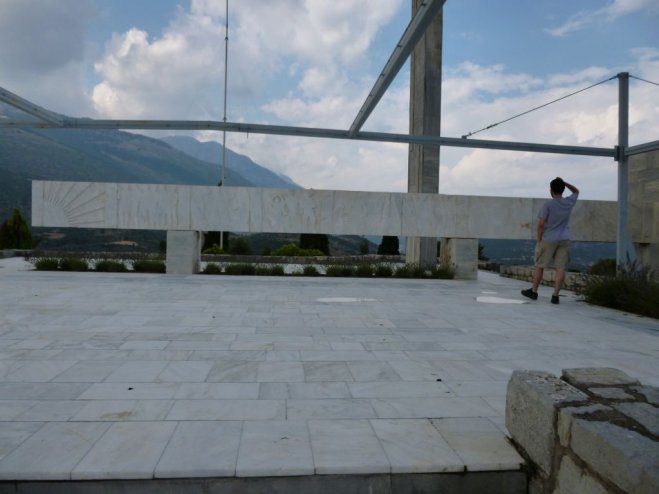 Unser Archivfoto (© Griechenland Zeitung / Elisa Hübel) entstand im Denkmal an das Massaker von 1944 bei Distomo in Mittelgriechenland.