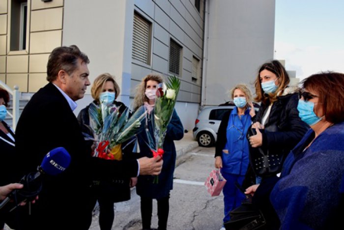 Unser Foto (© Eurokinissi) zeigt die Verabschiedung von Krankenschwestern aus Argos, die ihre Kolleginnen und Kollegen in Thessaloniki unterstützen werden. 