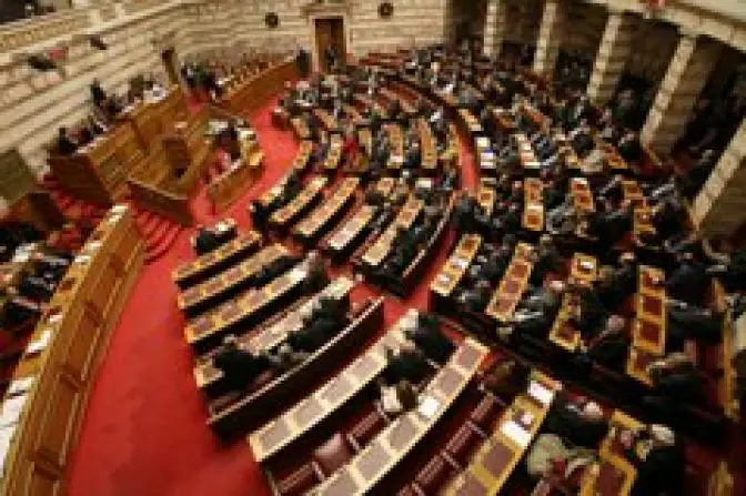 Senkung der Mindestlöhne auf 586 Euro vom Parlament beschlossen