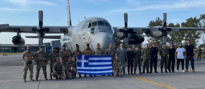 Unser Foto (© Eurokinissi) zeigt die griechische Delegation vor der Abreise nach Libyen.