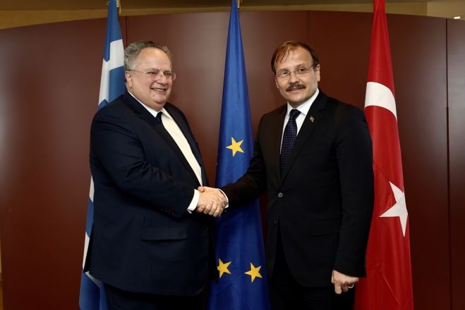 Unser Foto zeigt den griechischen Außenminister Nikos Kotzias (l.) während einer Begegnung mit dem stellvertretenden türkischen Premierminister Hakan Cavusoglu in Athen.