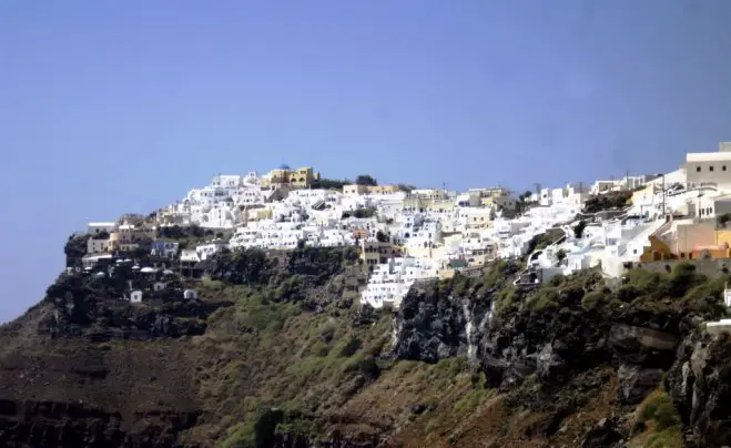 Foto (© ek): Berühmteste Vulkaninsel Santorin: Ortschaften am Kraterrand und Lavasandstrände.