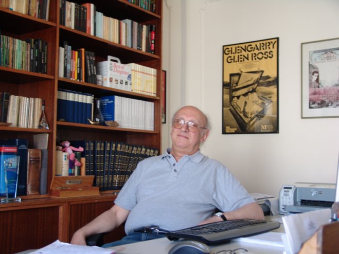 Unser Archivfoto (© Griechenland Zeitung / Jan Hübel) zeigt den Schriftsteller Petros Markaris an seinem Schreibtisch.