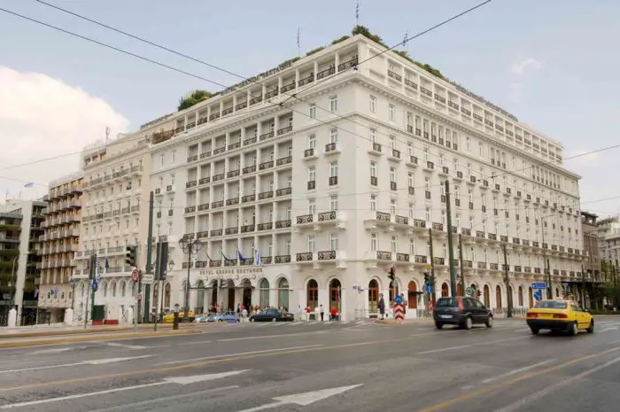 Unser Archivfoto (© Eurokinissi) zeigt das Hotel „King George“ in der Mitte. Rechts davon (Eckgebäude) das „Grande Bretagne“.