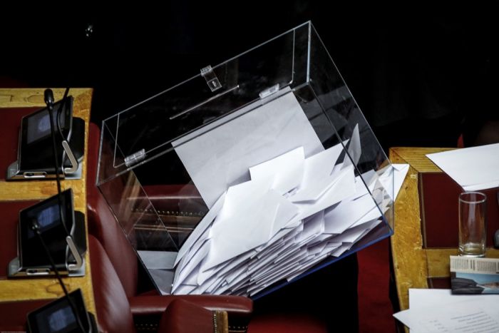 Das Foto von eurokinissi zeigt eine der zehn Wahlurnen. Über jeden der zehn involvierten Politiker und Ex-Politiker wurde nämlich separat abgestimmt.