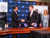 Unser Foto (© Generalsekretariat für Information) entstand in Colorado. Es zeigt den griechischen Minister für Digitalpolitik, Telekommunikation und Information Nikos Pappas (l.) und den Direktor der NASA Jim Bridenstine.