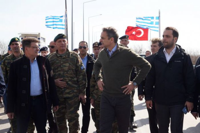 Unser Archivfoto (© Eurokinissi) entstand während eines offiziellen Besuches von Ministerpräsident Kyriakos Mitsotakis an der griechisch-türkischen Grenze am Evros.