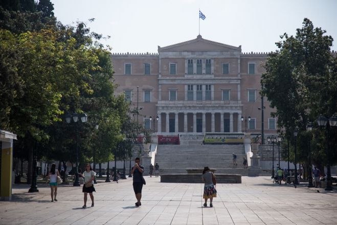 Unser Foto (© Eurokinissi) zeigt das griechische Parlament am Athener Syntagma Platz, wo das Gesetz für die Verbeamtung der Betreffenden demnächst verabschiedet werden soll.