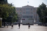 Unser Foto (© Eurokinissi) zeigt das griechische Parlament am Athener Syntagma Platz, wo das Gesetz für die Verbeamtung der Betreffenden demnächst verabschiedet werden soll.