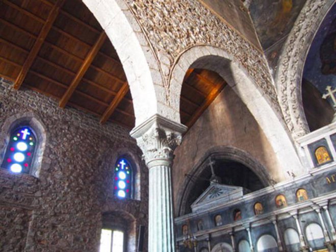Foto (© yppo): Die charakteristischen gotischen Spitzbögen der Kirche Agia Paraskevi auf Euböa.
