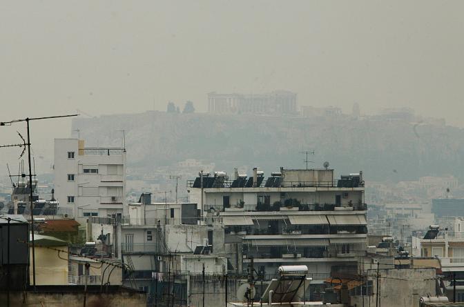 Dichter Staub aus Afrika am Himmel über Griechenland