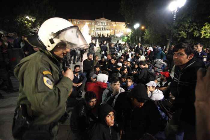 Flüchtlinge versuchten am Syntagma-Platz zu kampieren – Bürgerproteste auf Chios – Selbstmorddrohung auf Lesbos