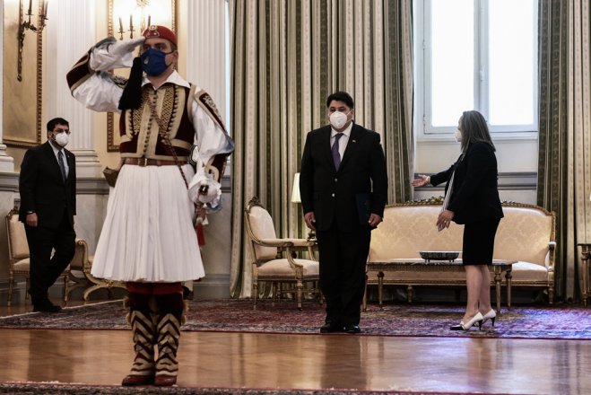 Unser Foto (© Eurokinissi) zeigt den Botschafter der USA George Tsunis im Präsidenten Palais in Athen.