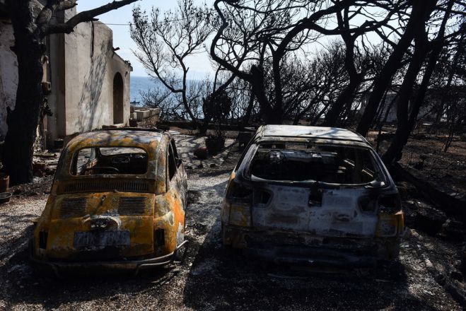 Unser Foto (© Eurokinissi) entstand nach dem Inferno im attischen Küstenort Mati am 23. Juli 2018. Hundert Personen fanden in den Flammen den Tod.