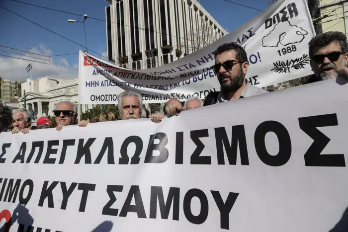 Unsere Fotos (© Eurokinissi) entstanden während einer Demonstration von Bewohnern der Inseln der Ostägäis in Athen.