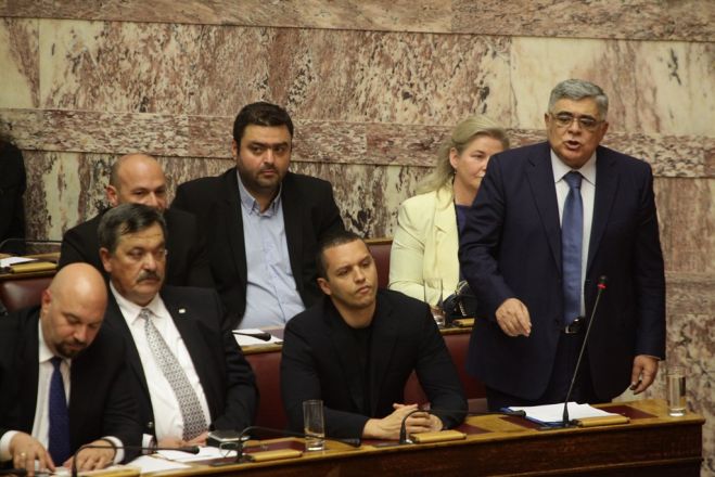 Unser Archivfoto (© Eurokinissi) zeigt die Parlamentsfraktion der Chryssi Avgi, in der Bildmitte (3.v.r.) Ilias Kassidiaris.