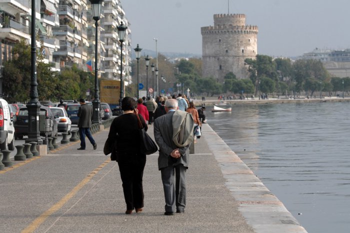  Unser Foto (© Eurokinissi) zeigt die Strandpromenade von Thessaloniki mit dem Weißen Turm im Hintergrund. 