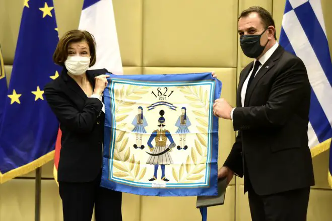 Unsere Fotos (© Eurokinissi) entstanden am Montag während eines offiziellen Besuchs der französischen Verteidigungsministerin Florence Parly in Athen.