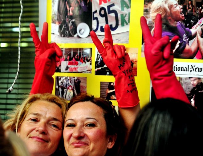 Wiedereingestellte Putzfrauen feiern in Athen eine öffentliche Party