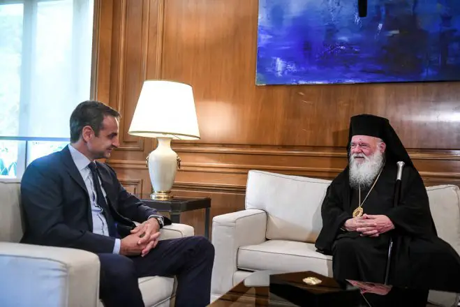 Unsere Fotos (© Eurokinissi) entstanden während des Treffens zwischen Ministerpräsident Kyriakos Mitsotakis und dem Erzbischof von Athen und ganz Griechenland Hieronymos.