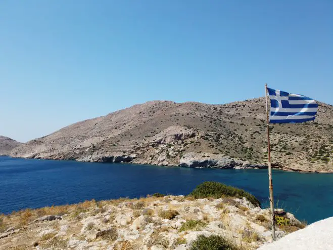 Das Foto (© GZ / Leonie Meyer) entstand in Galissas auf der Insel Syros und zeigt die griechische Flagge im Wind.