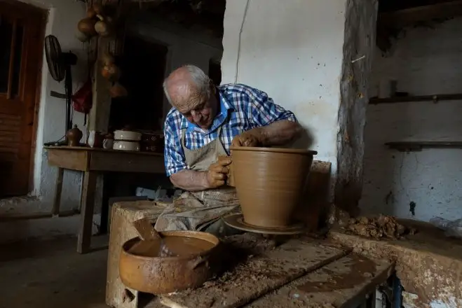 Unser Archivfoto (© Eurokinissi) zeigt einen Töpfer auf der Insel Sifnos.