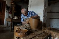 Unser Archivfoto (© Eurokinissi) zeigt einen Töpfer auf der Insel Sifnos.