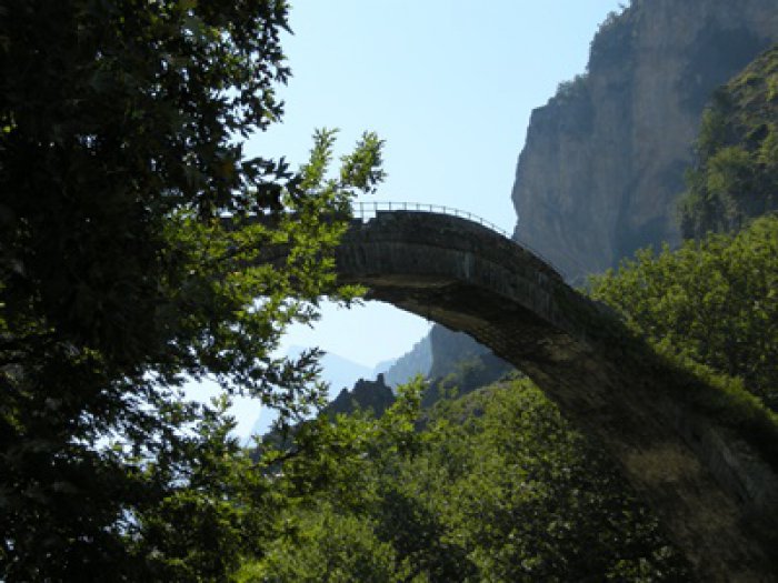 Wie wäre es am Wochenende mit einem Ausflug in höher gelegen Sphären. Unser Foto (© Griechenland Zeitung / Robert Stadler) zeigt eine Steinbrücke bei Konica im Nordwesten Griechenlands.