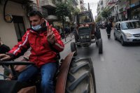 Unsere Fotos (© Eurokinissi) entstanden Mitte November in der mittelgriechischen Stadt Larissa.