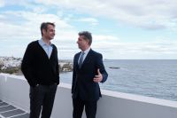 Unser Foto (© Eurokinissi) entstand am Mittwoch auf der Insel Paros, wo Oppositionschef Kyriakos Mitsotakis (l.) einen offiziellen Besuch abstattete.