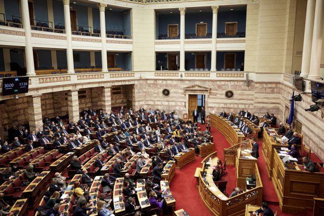 Unsere Fotos (© Eurokinissi) entstanden während der Parlamentsdebatte über den Haushaltsplan 2022.