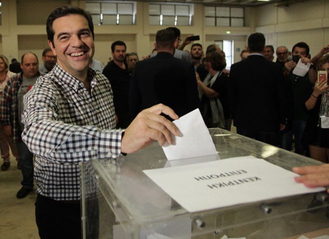 Unser Foto (© Eurokinissi) zeigt Alexis Tsipras während des II. Parteikongresses von SYRIZA am 16. Oktober, wo er abermals mit großer Mehrheit zum Parteivorsitzenden gewählt wurde.
