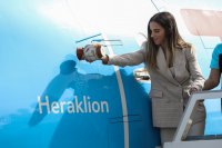 Foto (© Eurokinissi):  Die Boeing 737-8 von TUI fly und wurde auf den Namen der kretischen Hauptstadt getauft: „Heraklion“. 
