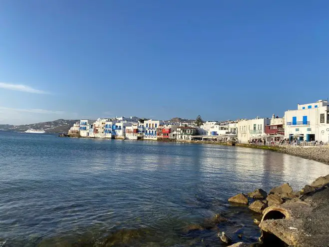 Blauer Himmel über Little Venice auf Mykonos (Griechenland Zeitung / Gina Seidensticker).