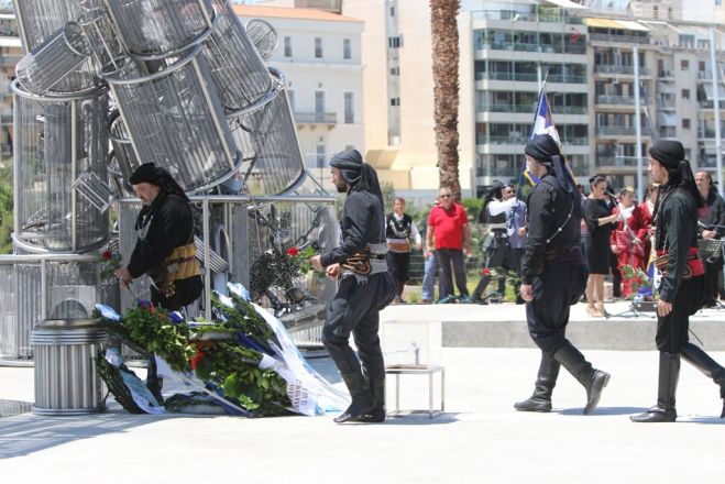 Foto © Eurokinissi / Letztes Jahr wurde am Gedenktag des Völkermordes an den Pontos-Griechen ein Denkmal auf dem Alexandras Platz in Piräus eingeweiht.