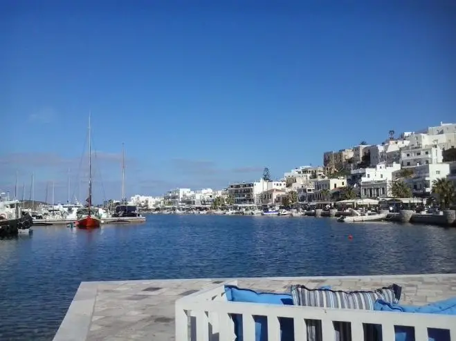 Wechselhaftes Wetter: Sonne, Wolken und Regen über Hellas