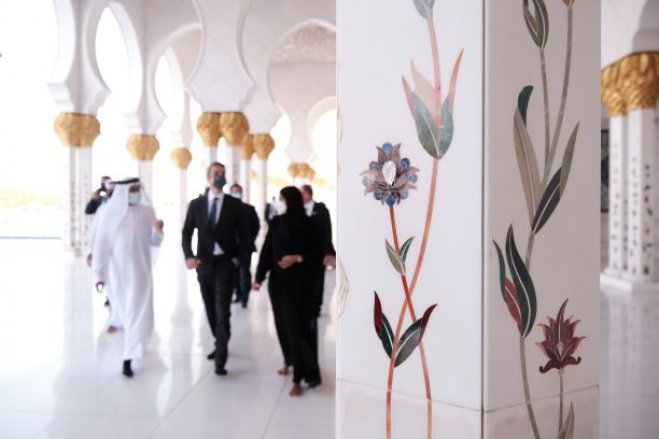 Unser Foto (© Eurokinissi) entstand während des offiziellen Besuchs von Ministerpräsident Kyriakos Mitsotakis in Abu Dhabi.