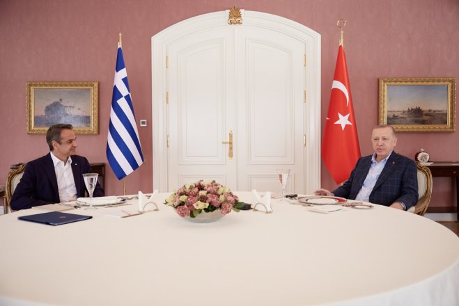 Unser Archivfoto (© Eurokinissi) entstand während eines früheren Treffens zwischen Premierminister Kyriakos Mitsotakis und dem türkischen Präsidenten Recep Tayyip Erdogan.