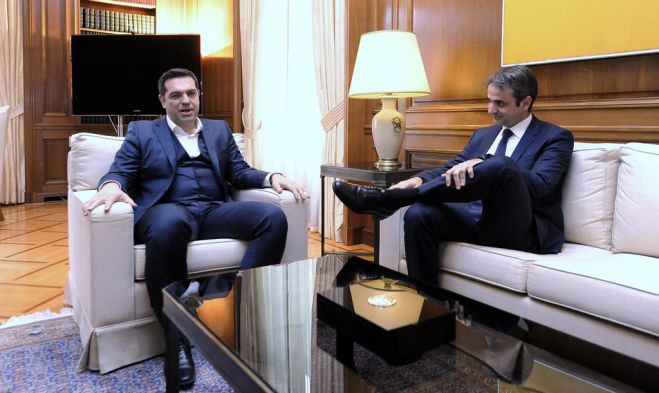 Unser Archivfoto (© Eurokinissi) zeigt Ministerpräsident Alexis Tsipras (SYRIZA) während eines Treffens mit Oppositionschef Kyriakos Mitsotakis (ND) im Jahr 2016.