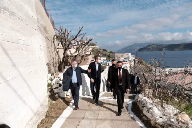 Unsere Fotos (© Pressebüro des Ministerpräsidenten / Dimitris Papamitsos) entstanden am Samstag (6.2.) auf den Inseln Ikaria, Thymäna und Fourni.