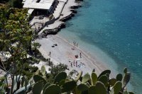 Unser Foto (© Eurokinissi) zeigt einen Strand in der Argolis auf der Peloponnes.