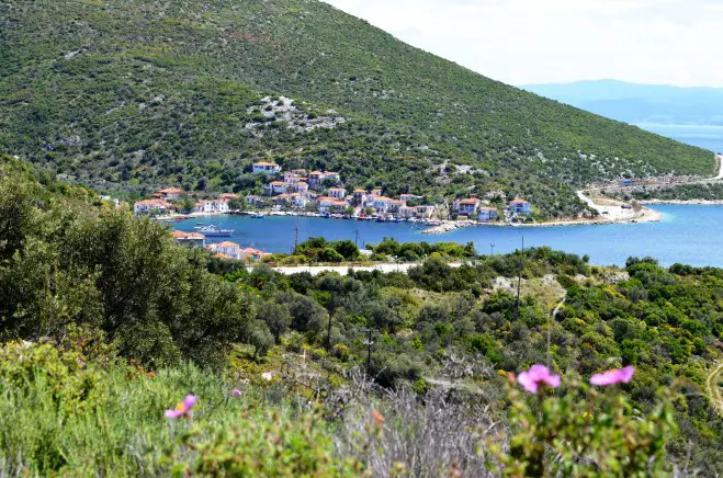 Unser Foto (© Griechenland Zeitung / Jan Hübel) zeigt das Fischerdorf Kottes bei Trikeri, Pilion.